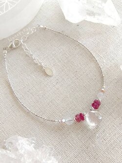 สร้อยข้อมือเงินหินโรสควอต์กับทับทิมและมูนสโตน Rose Quartz