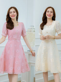 kudapy เดรสสั้นสีชมพู/สีครีม ผ้าทอคอมุก ผ้าสวยเป็นผ้าทอ มีเทคเจอร์ลายดอกนูนน่ารัก มีดีเทลคอมุกช่วงคอและแขน
