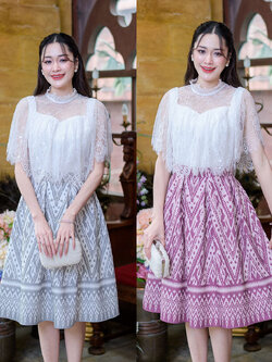 kudapy เดรสสั้นสีชมพูม่วง/สีเทา ลายไทยลูกไม้ฝรั่งเศส ดีไซน์คลุมไหล่ระบายยังคงความเป็นไทย กระโปรงบานจับจีบทวิสสวยบาน กระโปรงก็พิมพ์ลาย