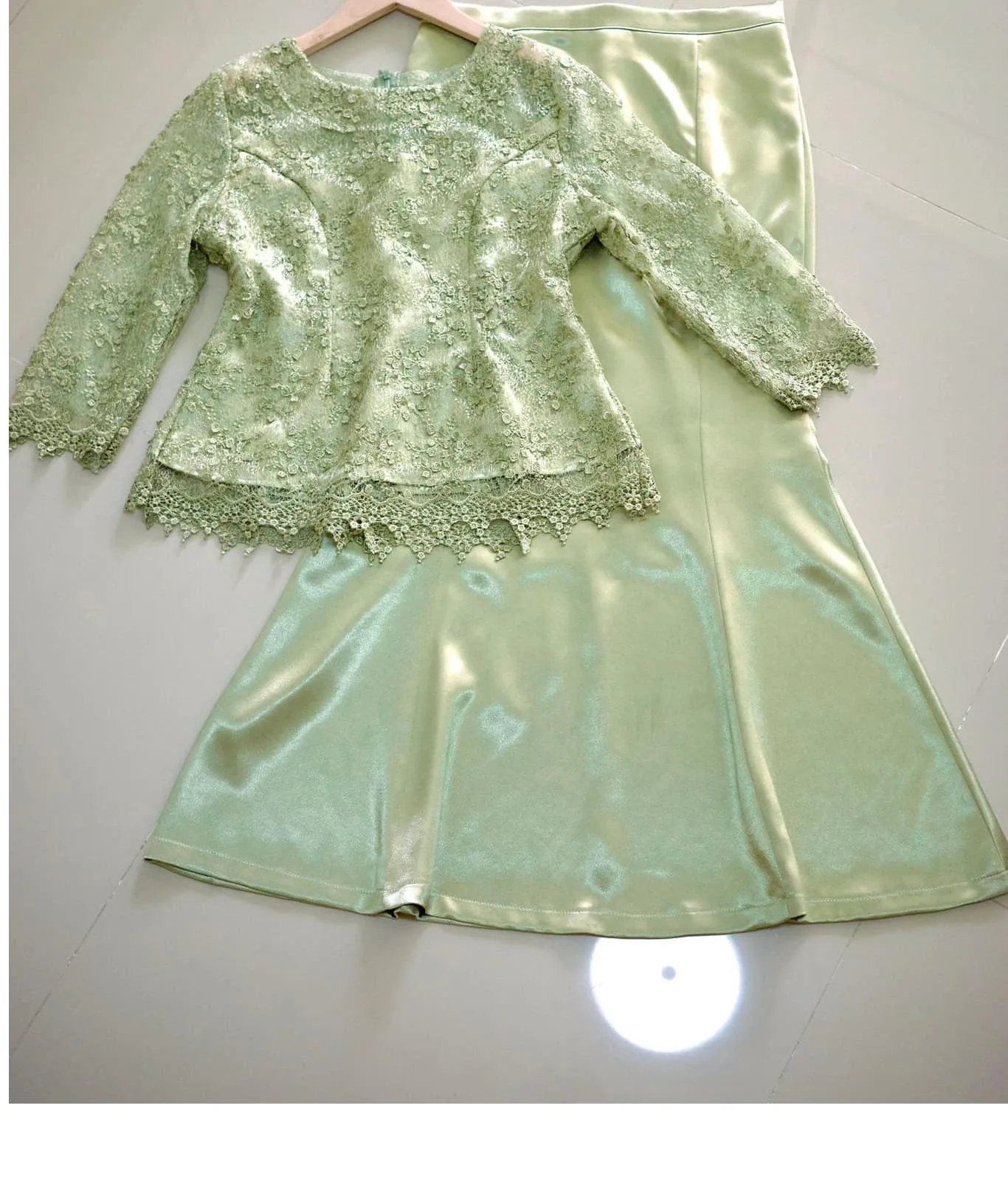 kudapy ชุดเซ็ทงาน 2ชิ้น ชุดผ้าเครปซาติน เนื้อผ้าทิ้งตัวสวยงาม เสื้อตกแต่งด้วยผ้าลูกไม้ใยบวบลายกุหลาบ 3มิติ